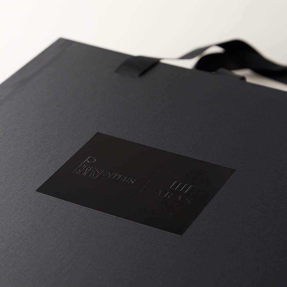 ARAS ブラック×ホワイト＋カードカタログセット（大皿モアレ＆箸＆箸置き）※メインのカードカタログはお好きなものをお選びください。